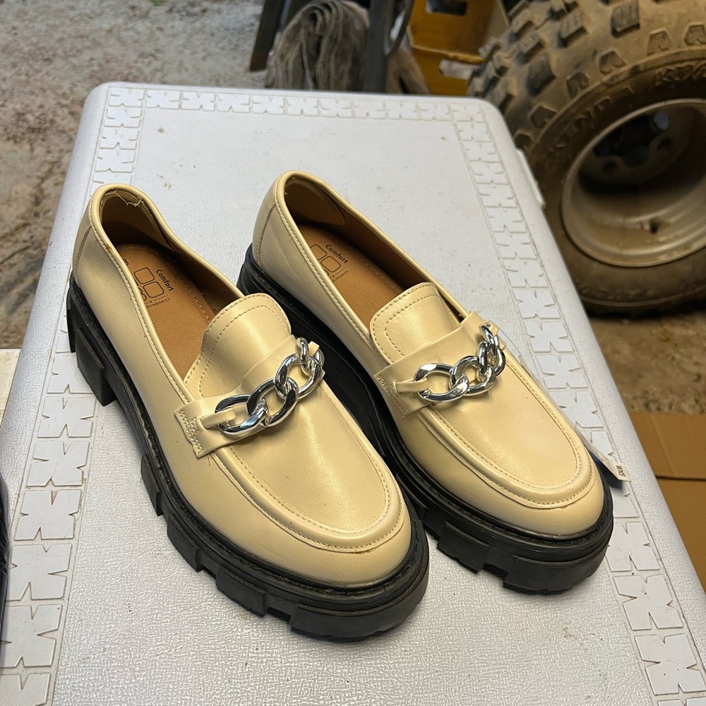 NOBO Cream Loafers with Silver Chain